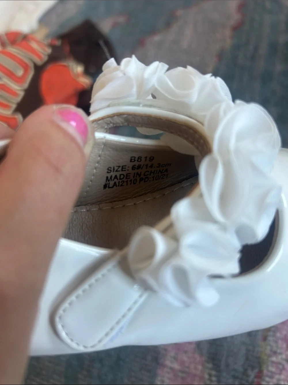 Girls' White Patent Flower Mary Jane Shoes floral detail
